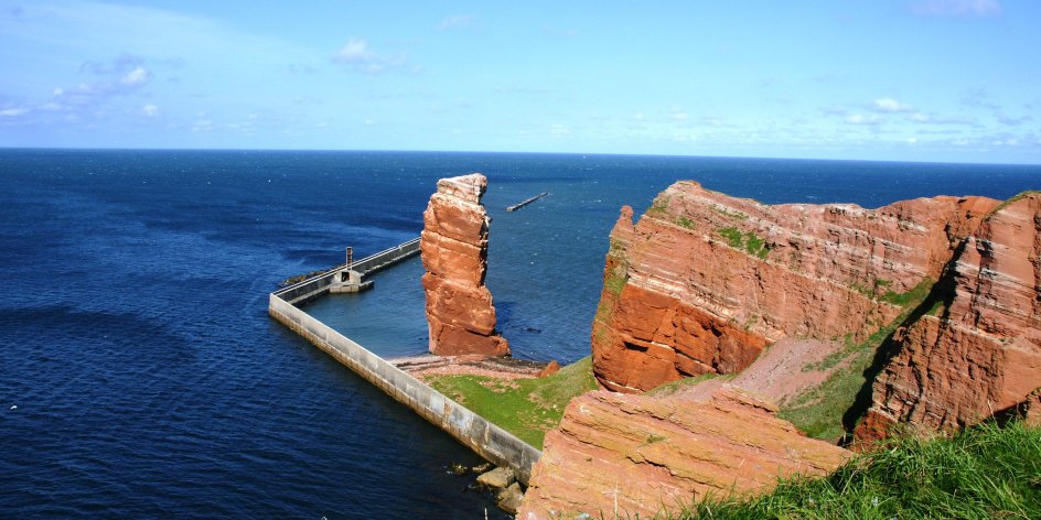Der Felsen "Lange Anna" mit Blick auf das Meer von der Insel Helgoland.